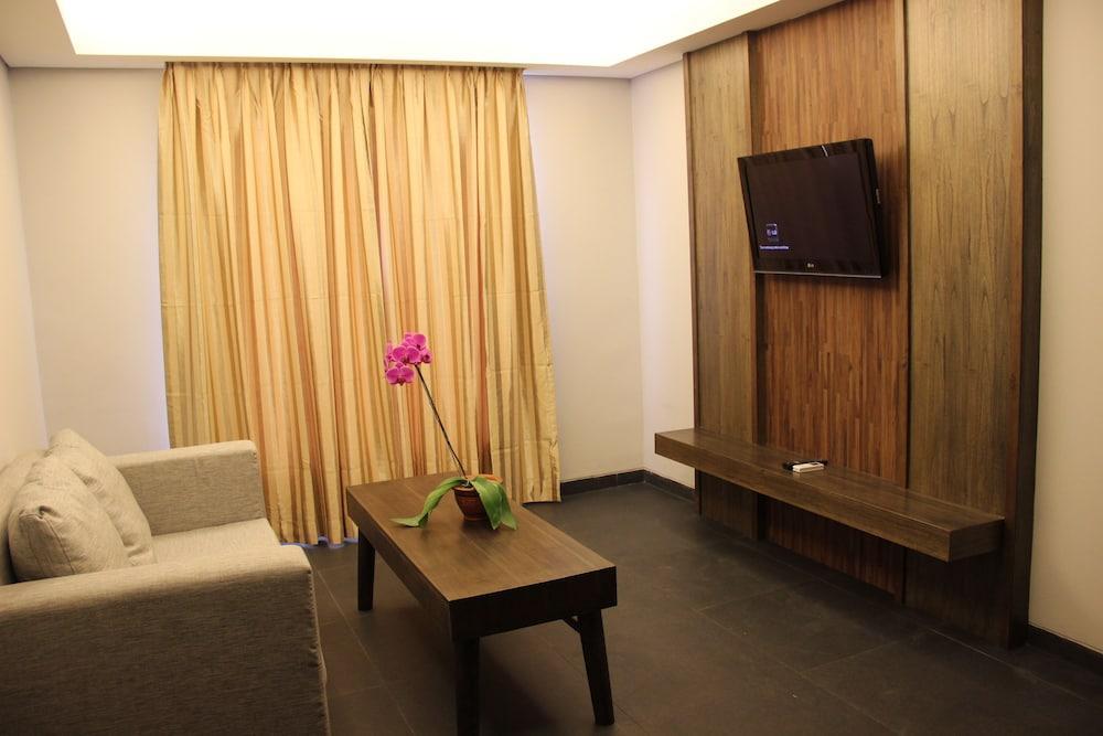 Ping Hotel Семиняк Екстериор снимка