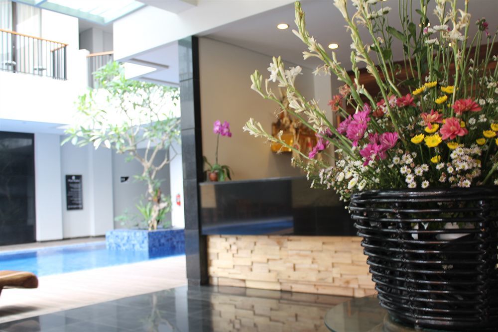 Ping Hotel Семиняк Екстериор снимка