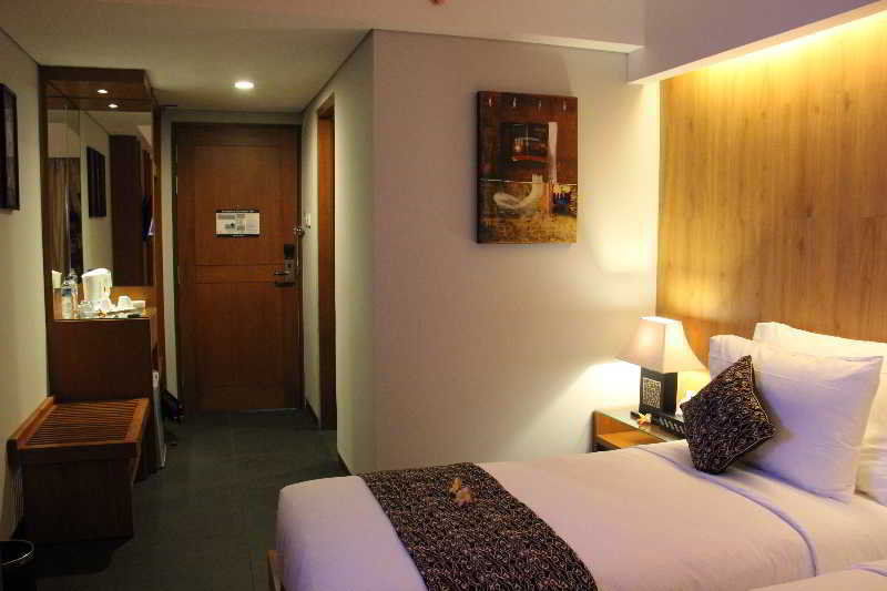 Ping Hotel Семиняк Екстериор снимка