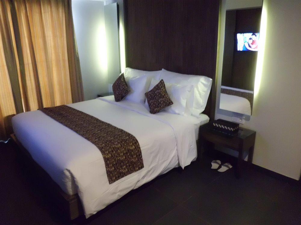 Ping Hotel Семиняк Екстериор снимка