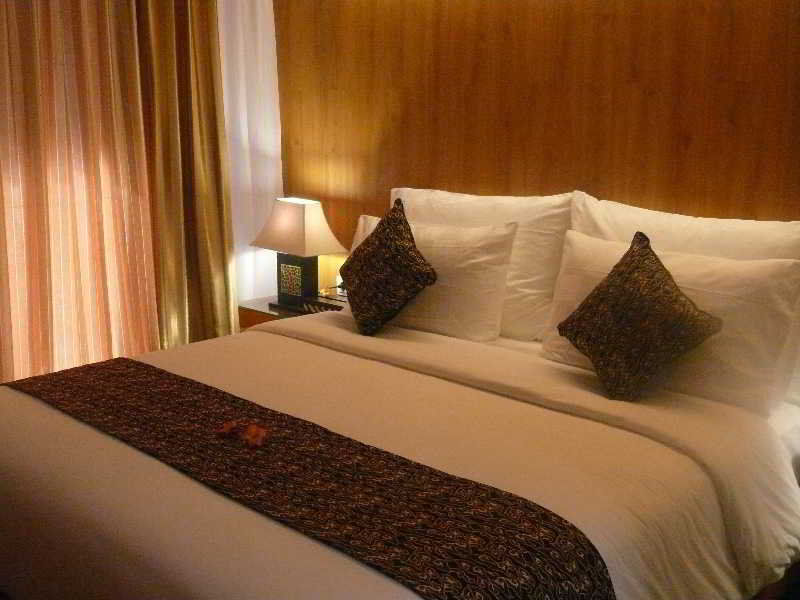 Ping Hotel Семиняк Екстериор снимка